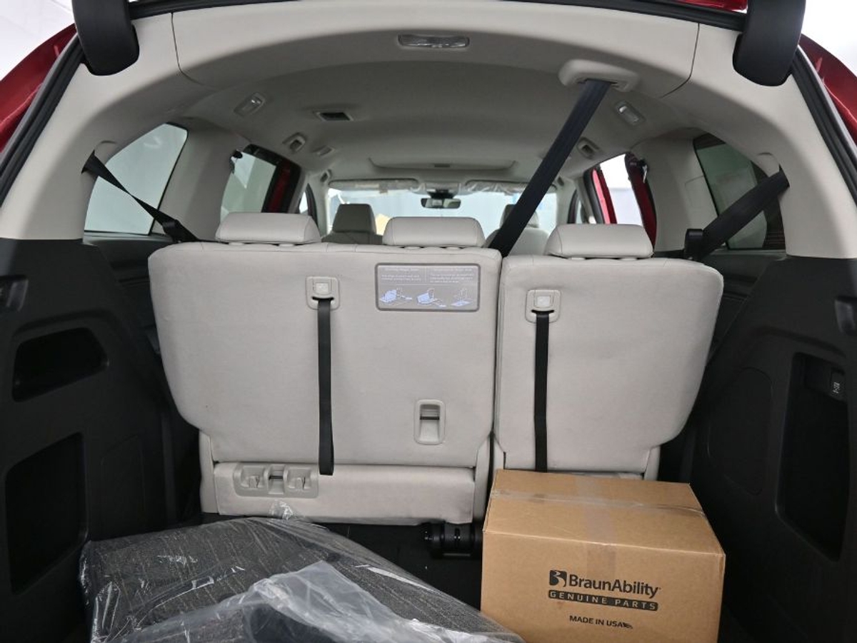 Red Honda Odyssey image number 18
