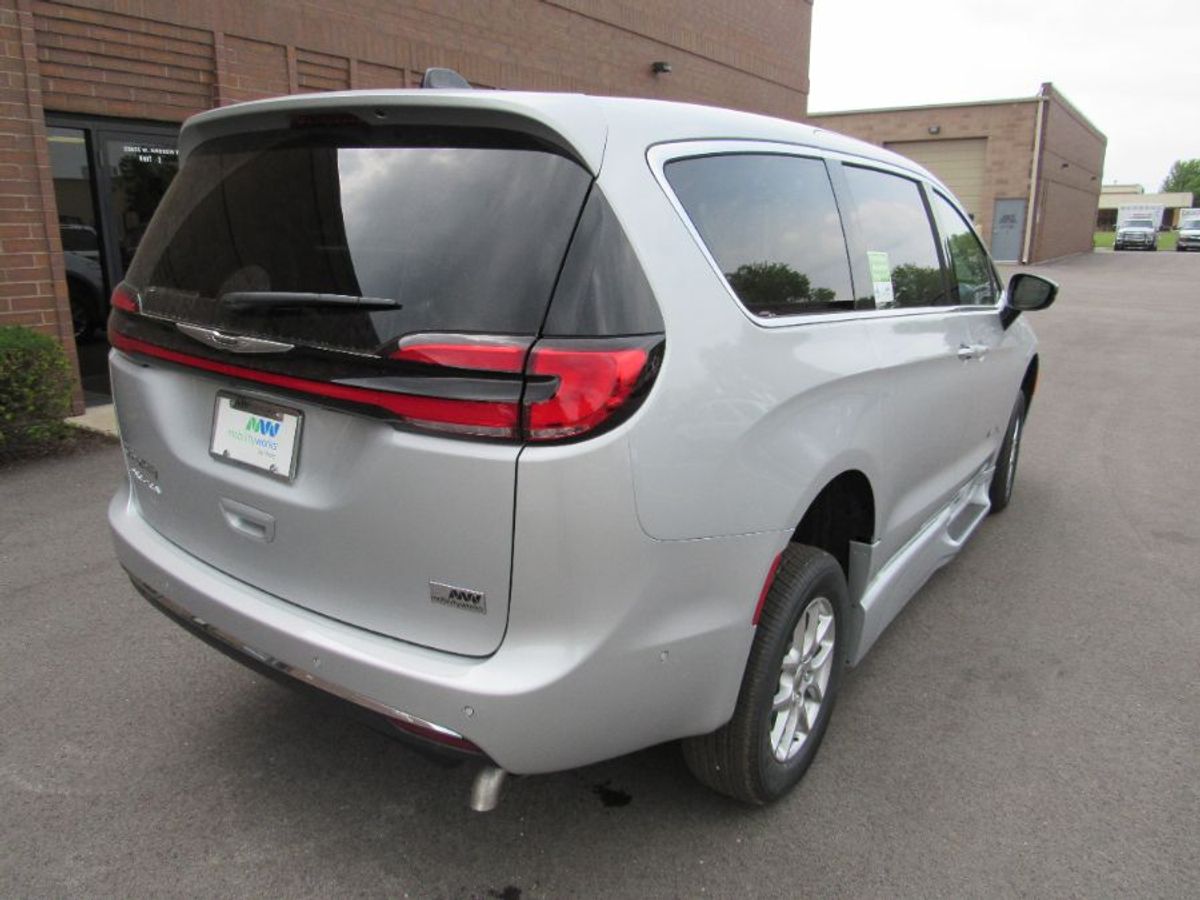 Silver Chrysler Pacifica image number 10