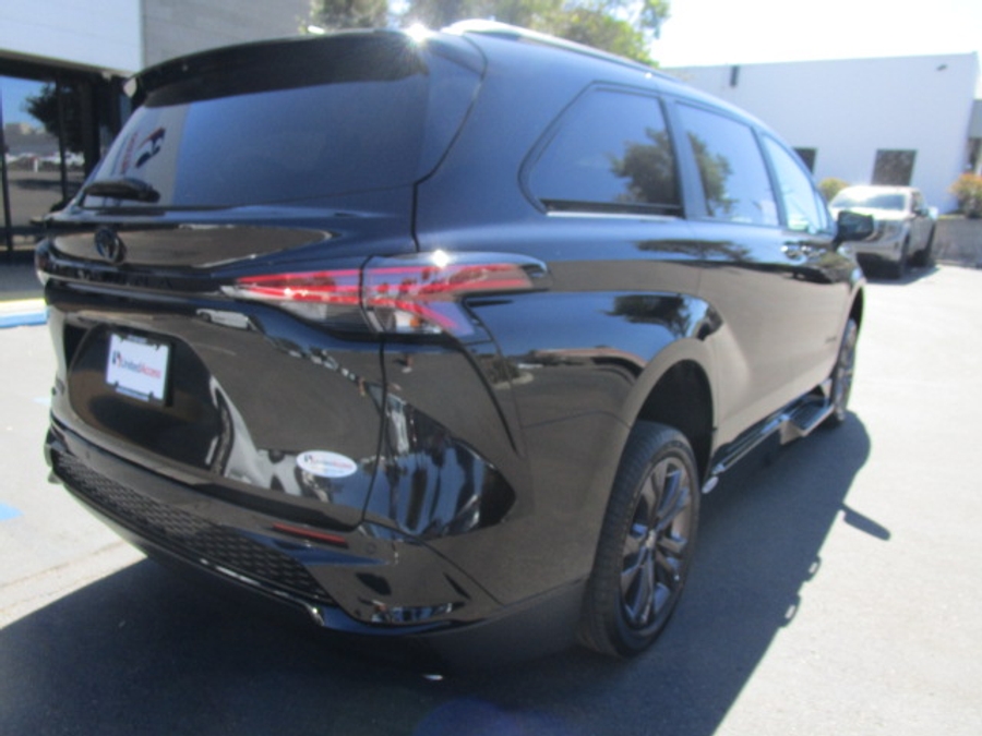 New 2025 Toyota Sienna Hybrid XSE Sport - BraunAbility Side Entry Entry Fold Out Automatic Ramp