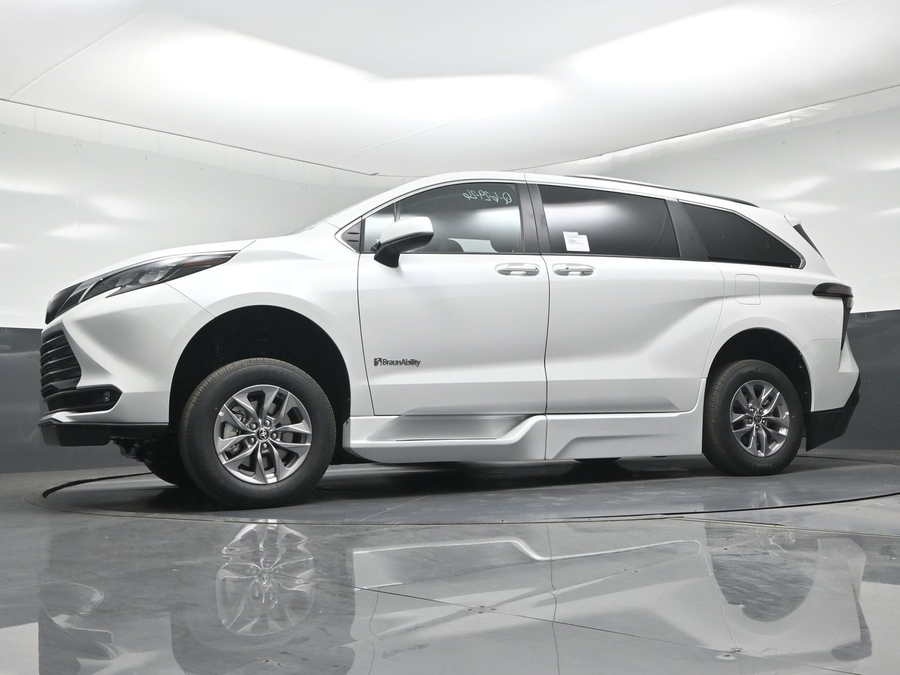 White Toyota Sienna image number 18