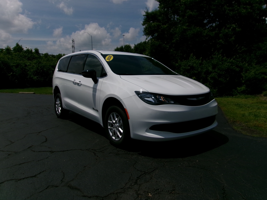 White Chrysler Voyager image number 21