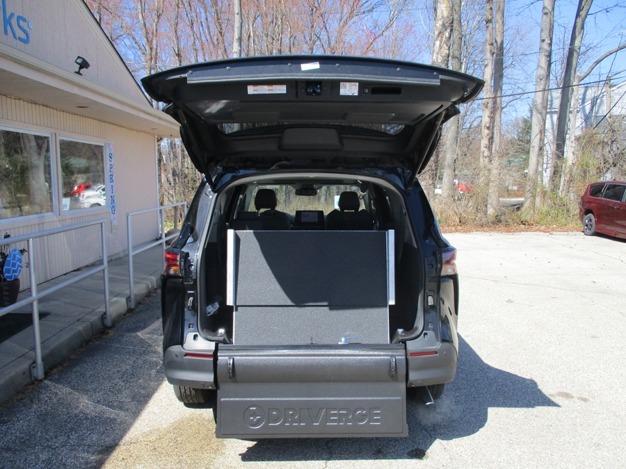 Black Toyota Sienna image number 9
