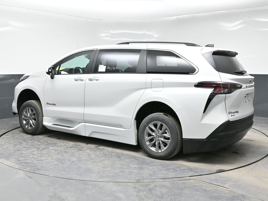 New 2026 Toyota Sienna Hybrid XLE Base - BraunAbility Side Entry Fold Out Automatic Ramp