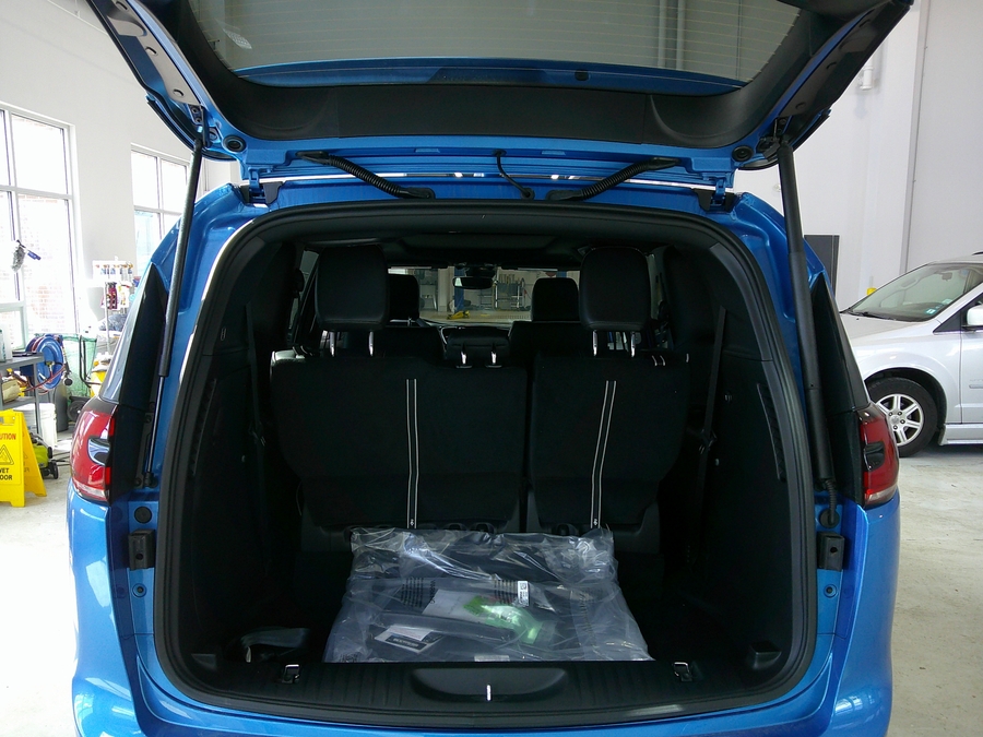 Blue Chrysler Pacifica image number 10