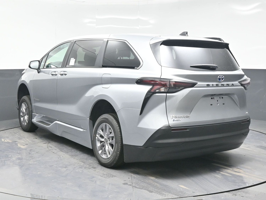 New 2025 Toyota Sienna Hybrid XLE Base - BraunAbility Side Entry Entry Fold Out Automatic Ramp