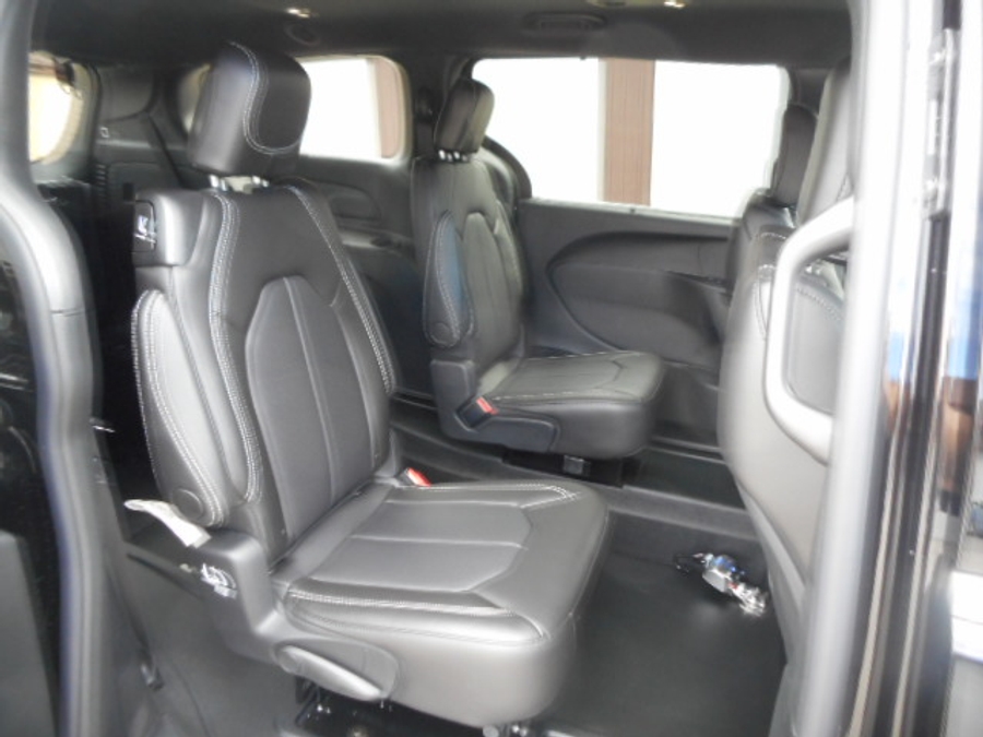 Black Chrysler Pacifica image number 17
