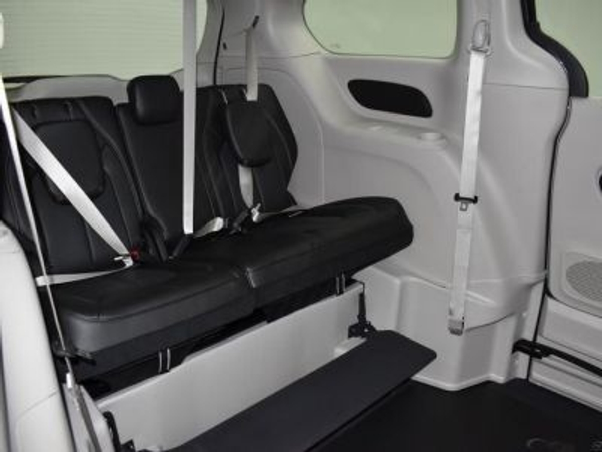 Grey Chrysler Voyager image number 1