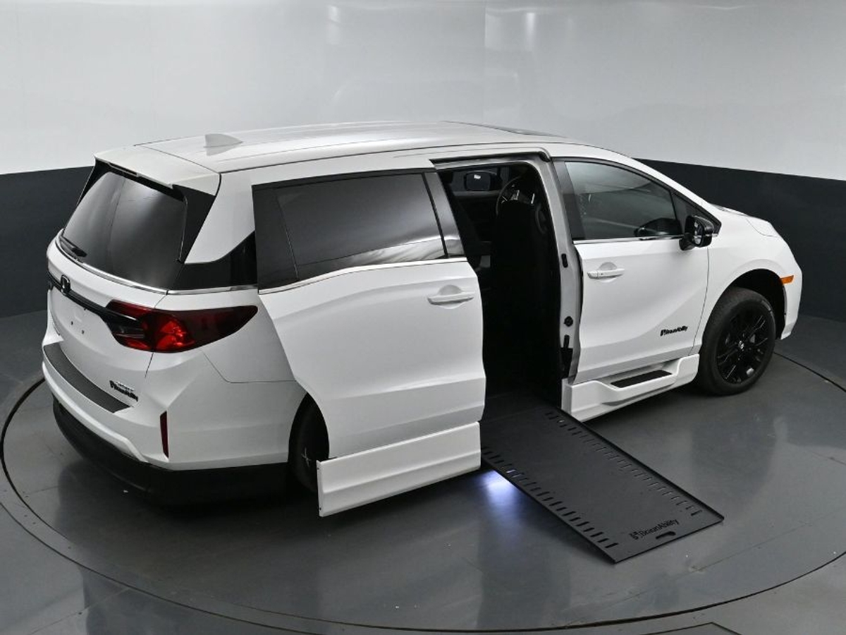 White Honda Odyssey image number 25
