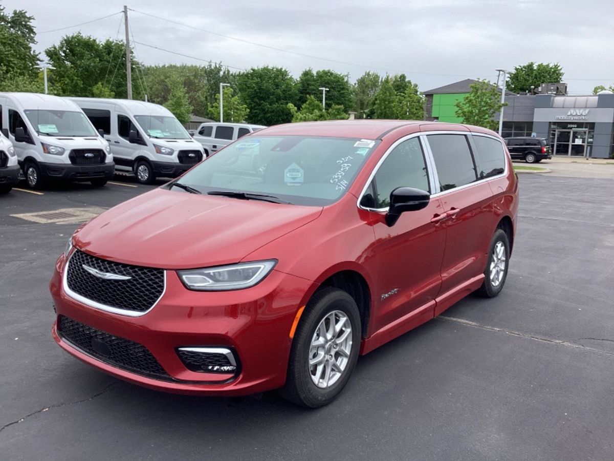 2025 Chrysler Pacifica Select's photo