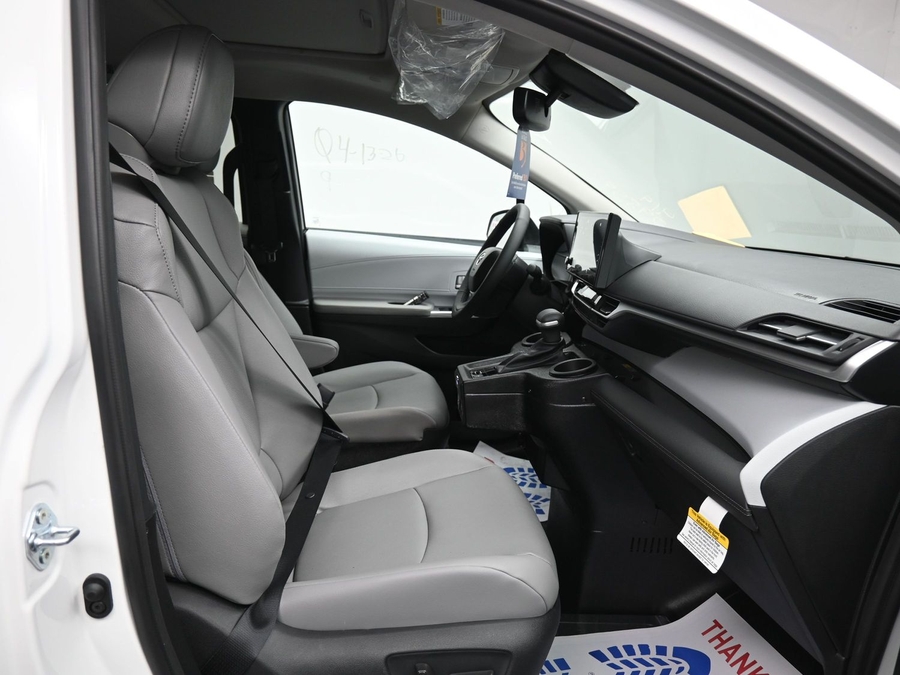 New 2026 Toyota Sienna Hybrid XLE Base - BraunAbility Side Entry Entry In Floor Automatic Ramp