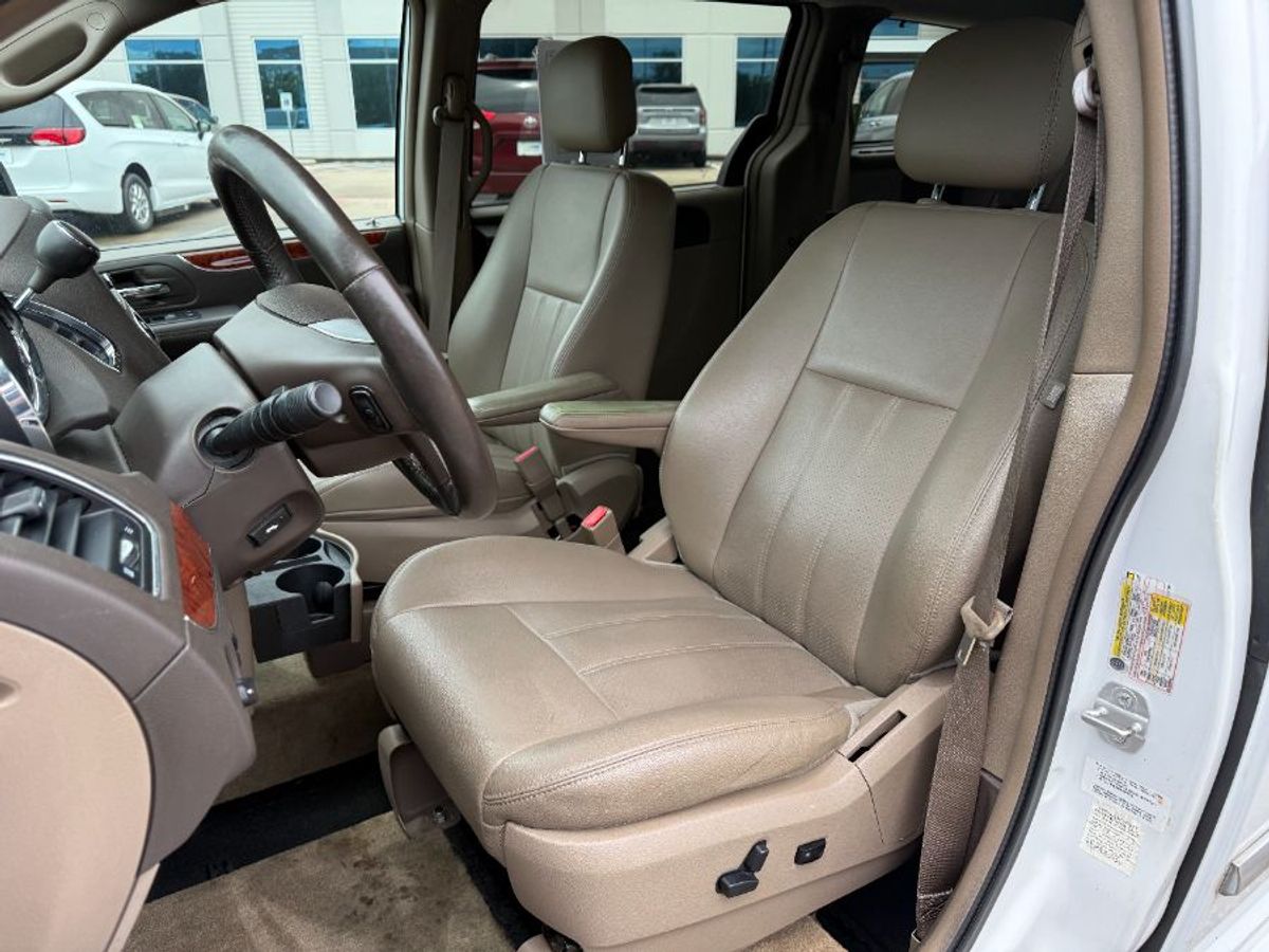Número de imagen de Chrysler Town and Country blanco 8