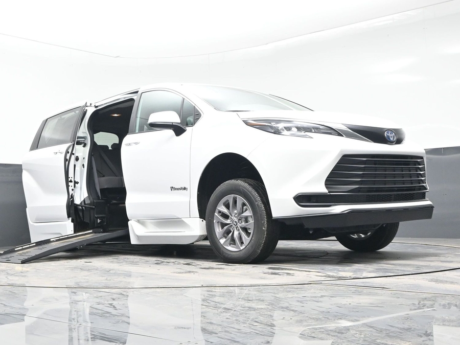 New 2025 Toyota Sienna Hybrid LE - BraunAbility Side Entry Entry Fold Out Automatic Ramp
