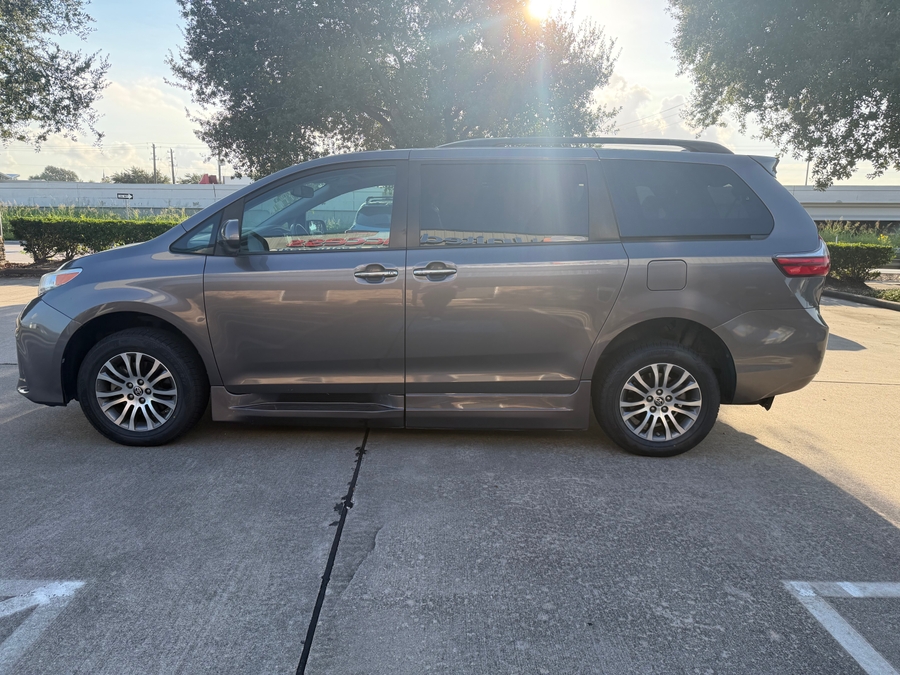 Used 2020 Toyota Sienna XLE - BraunAbility Side Entry Fold Out Automatic Ramp