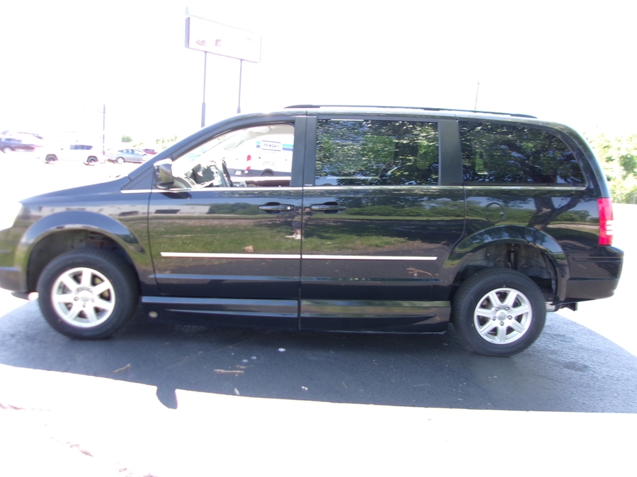 Black Chrysler Town and Country image number 24