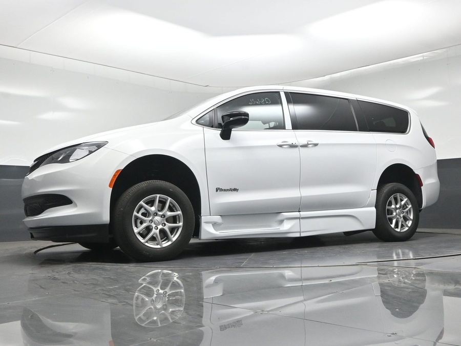White Chrysler Voyager image number 17