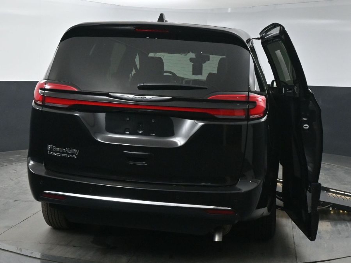 Black Chrysler Pacifica image number 5