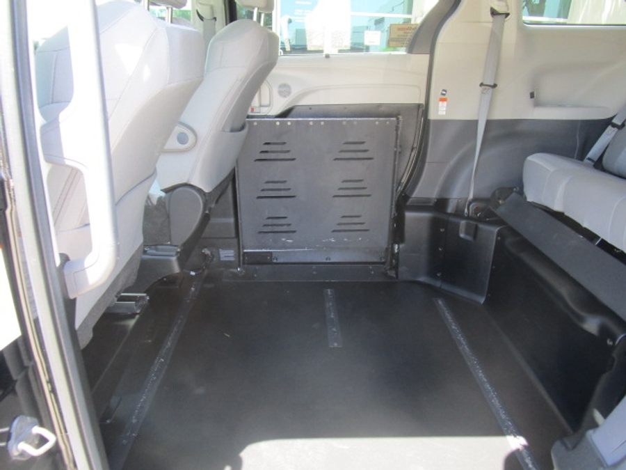 Used 2024 Toyota Sienna Hybrid LE Base - BraunAbility Side Entry Fold Out Automatic Ramp