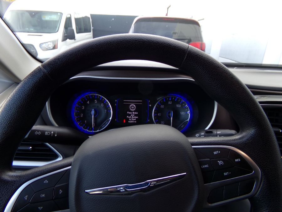 Grey Chrysler Voyager image number 6