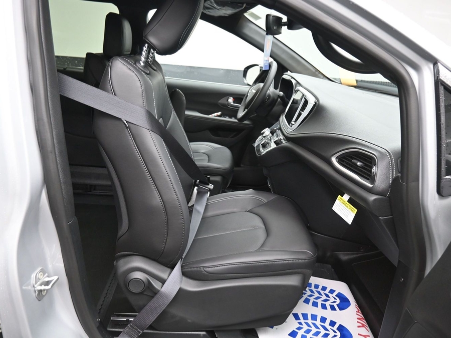 New 2026 Chrysler Pacifica Select Safety - BraunAbility Side Entry Entry Fold Out Automatic Ramp