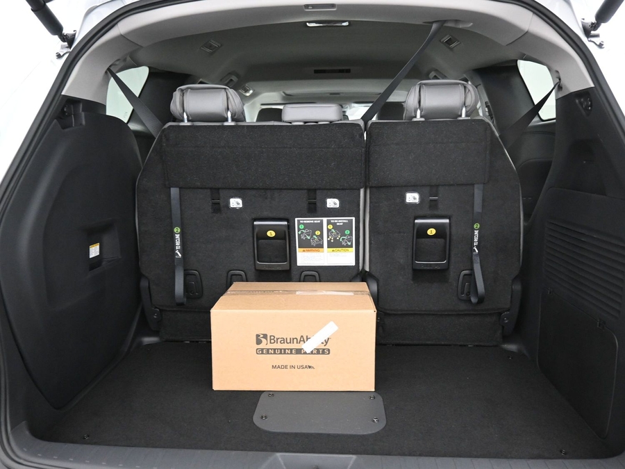 New 2025 Toyota Sienna Hybrid XLE Base - BraunAbility Side Entry Entry Fold Out Automatic Ramp