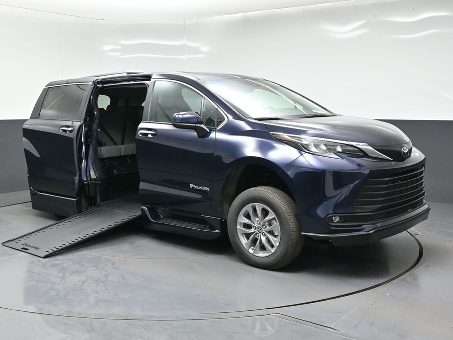 New 2026 Toyota Sienna Hybrid XLE Base - BraunAbility Side Entry In Floor Automatic Ramp