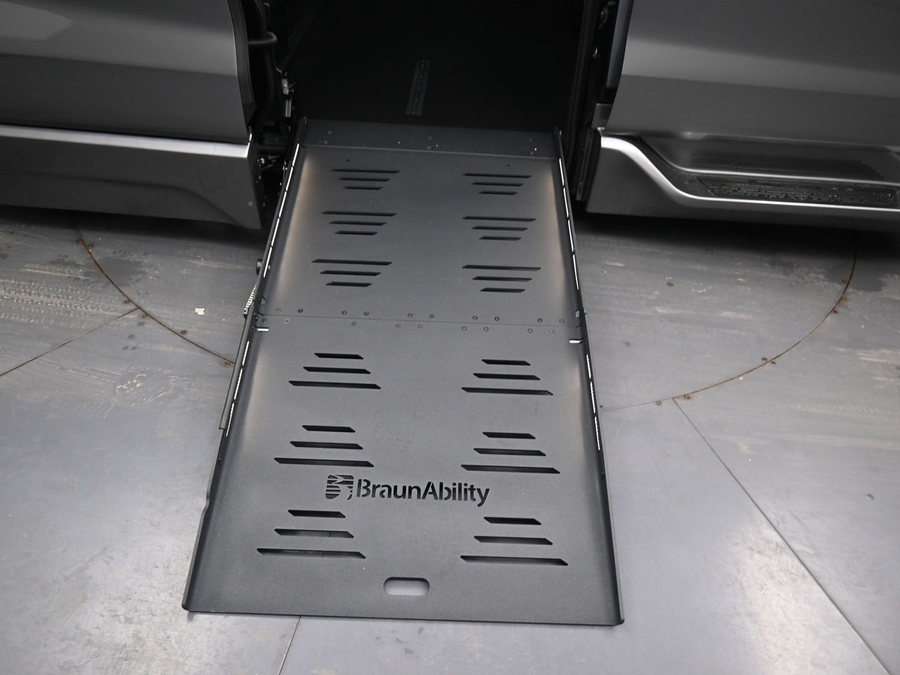 New 2026 Toyota Sienna Hybrid XLE Base - BraunAbility Side Entry Fold Out Automatic Ramp