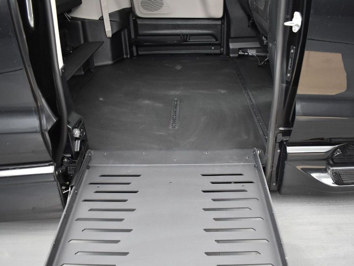 Black Chrysler Pacifica image number 2