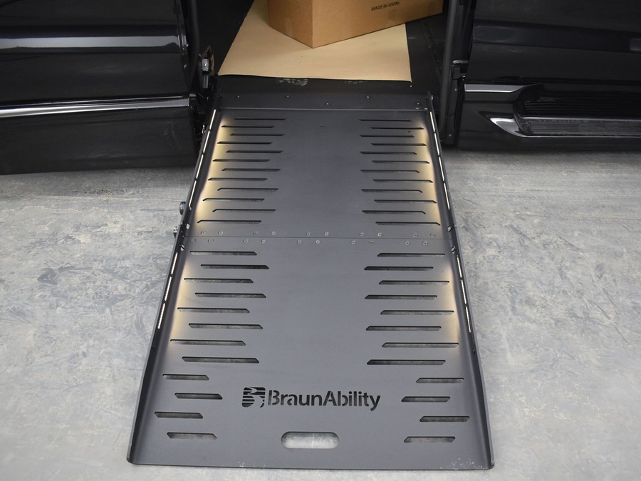 New 2026 Chrysler Pacifica Select Safety - BraunAbility Side Entry Entry Fold Out Automatic Ramp
