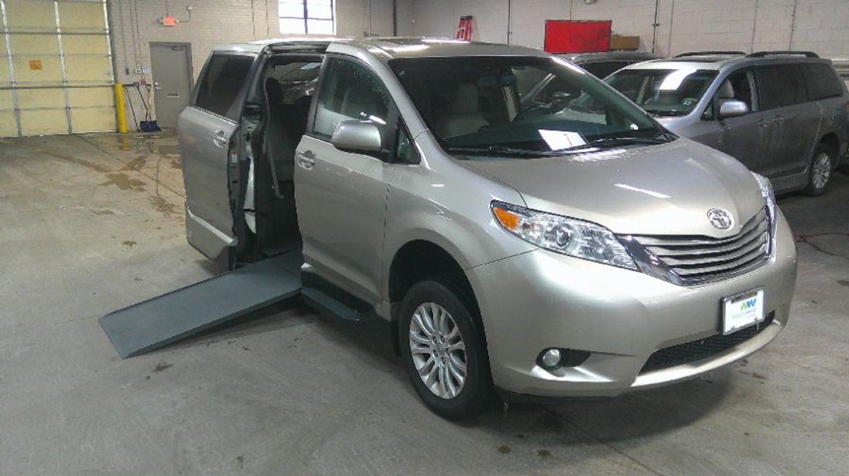 2015 TOYOTA SIENNA - Image 9