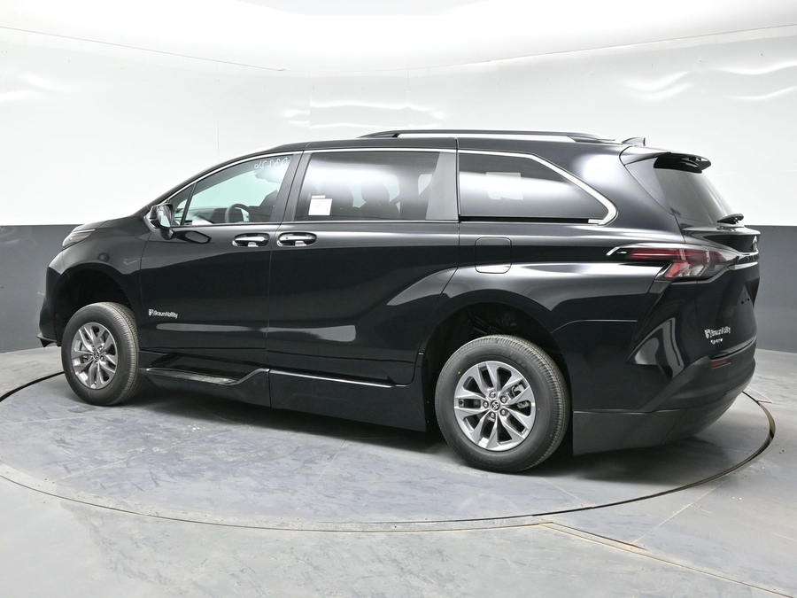 New 2026 Toyota Sienna Hybrid XLE Base - BraunAbility Side Entry Entry Fold Out Automatic Ramp