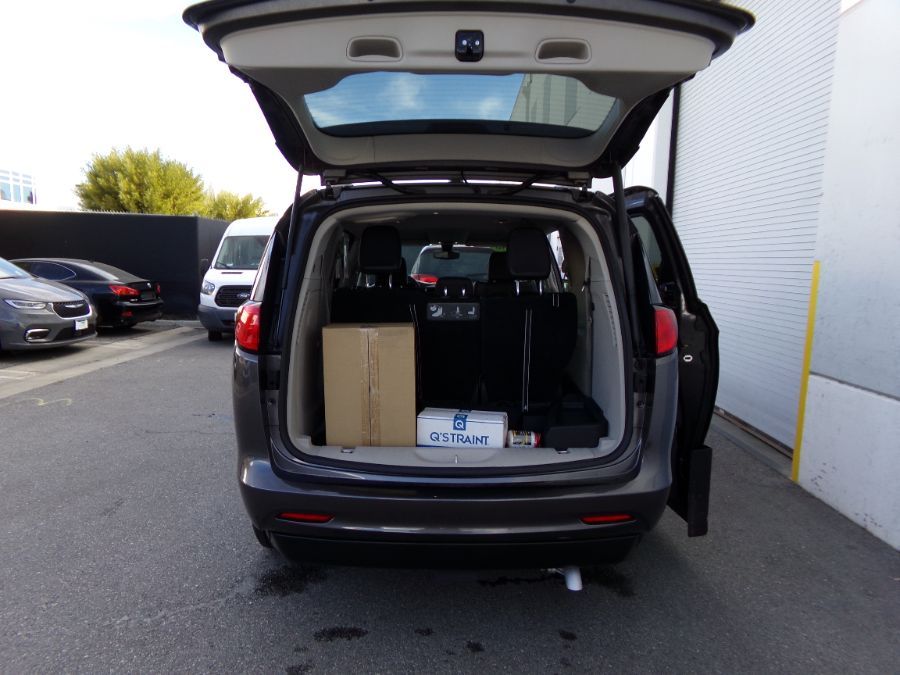 Grey Chrysler Voyager image number 15