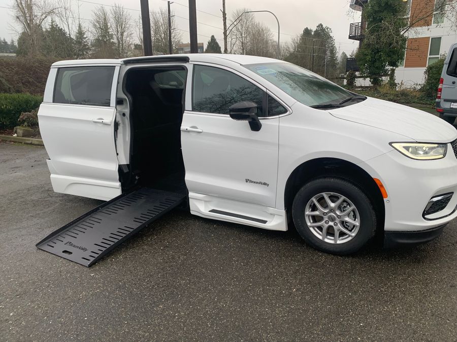 Used 2025 Chrysler Pacifica Select Safety - BraunAbility Side Entry Fold Out Automatic Ramp