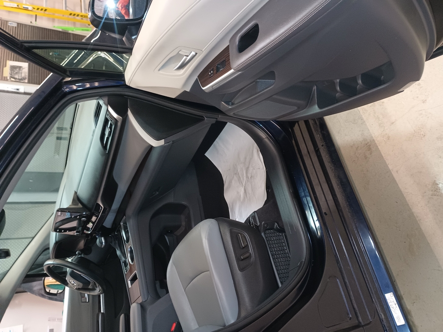 Blue Toyota Sienna image number 20