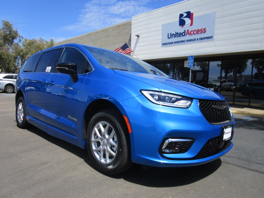 New 2026 Chrysler Pacifica Select Safety - BraunAbility Side Entry Entry Fold Out Automatic Ramp