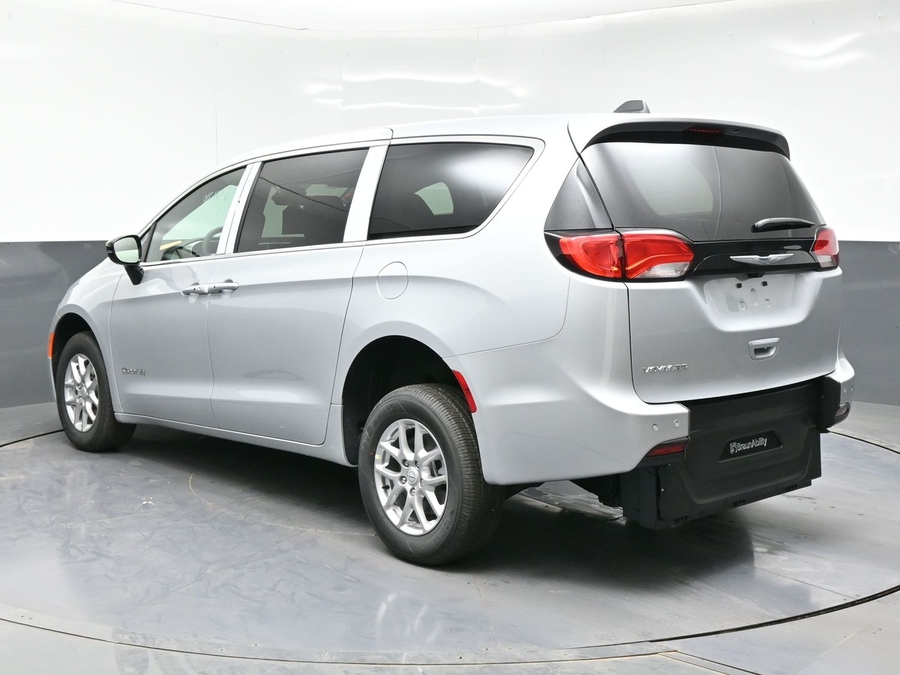 Silver Chrysler Voyager image number 4