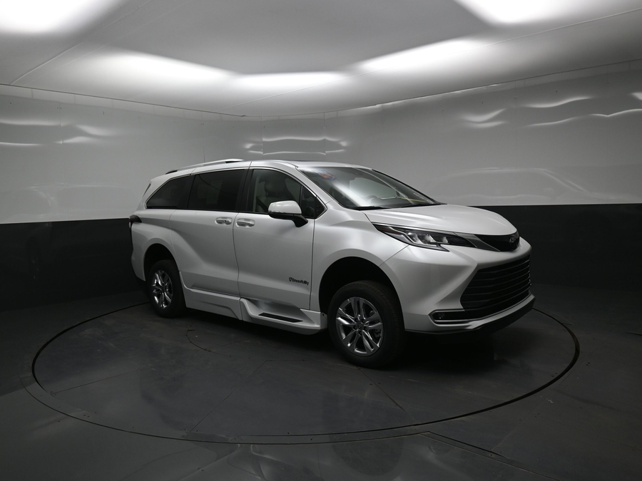 New 2026 Toyota Sienna Hybrid Limited - BraunAbility Side Entry Fold Out Automatic Ramp