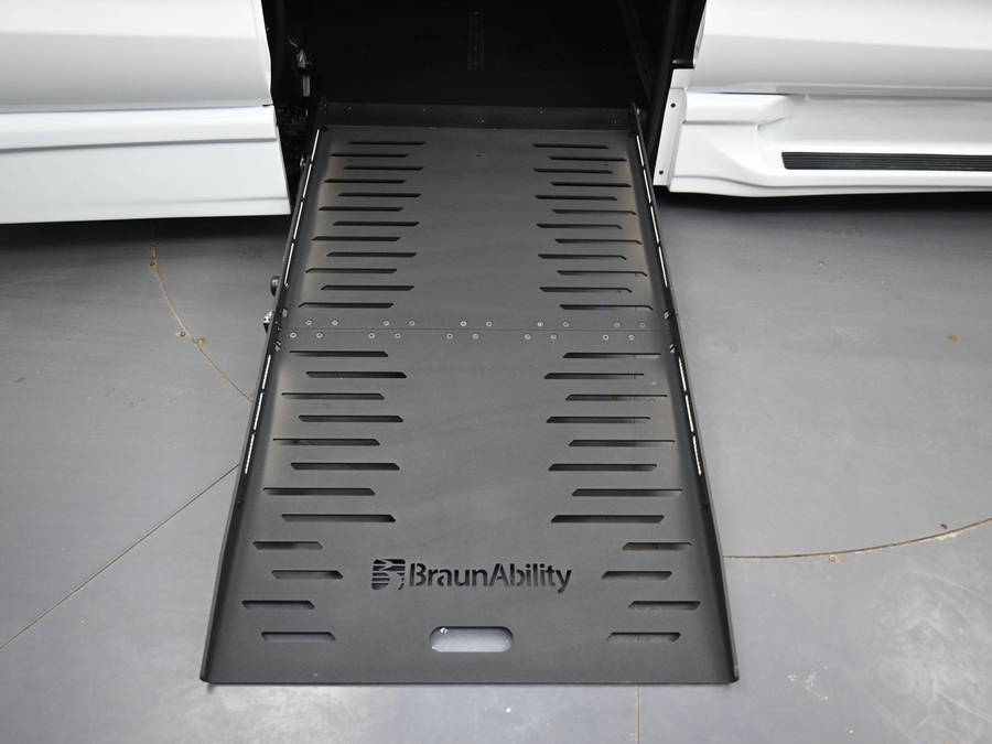 New 2026 Chrysler Pacifica Select Safety - BraunAbility Side Entry Entry Fold Out Automatic Ramp