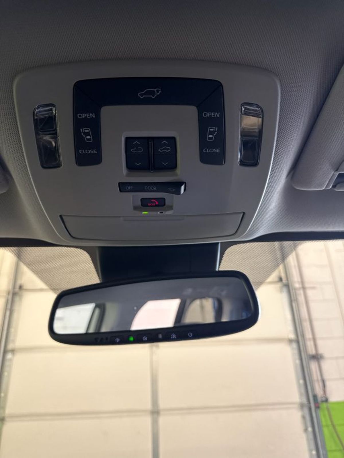 Silver Toyota Sienna image number 13