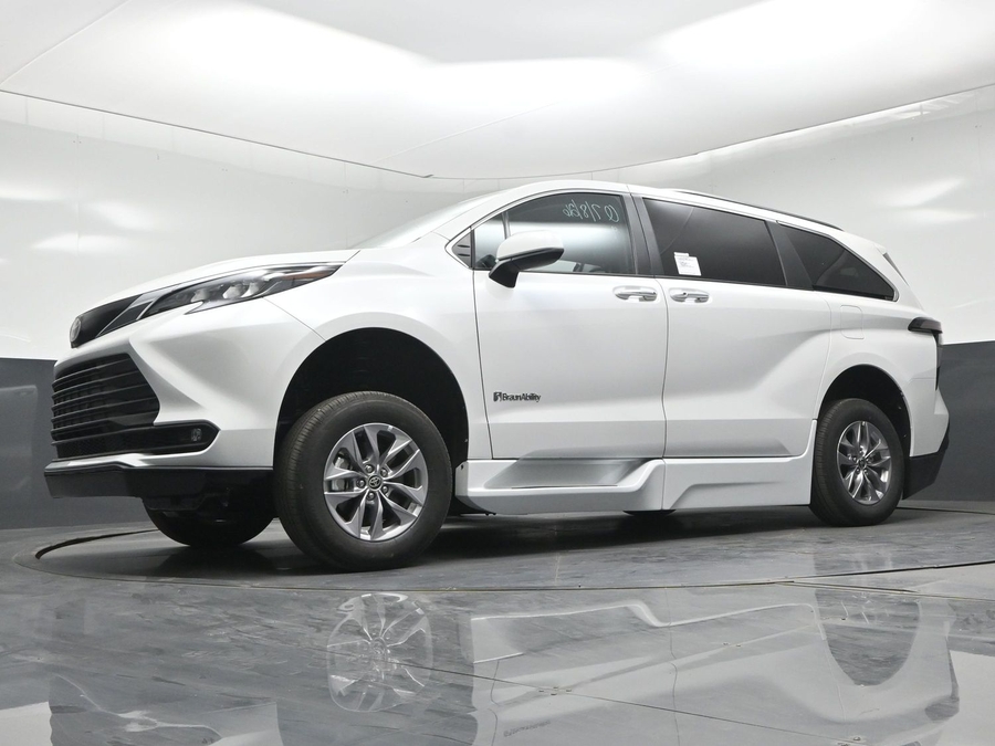 New 2026 Toyota Sienna Hybrid XLE Base - BraunAbility Side Entry Fold Out Automatic Ramp