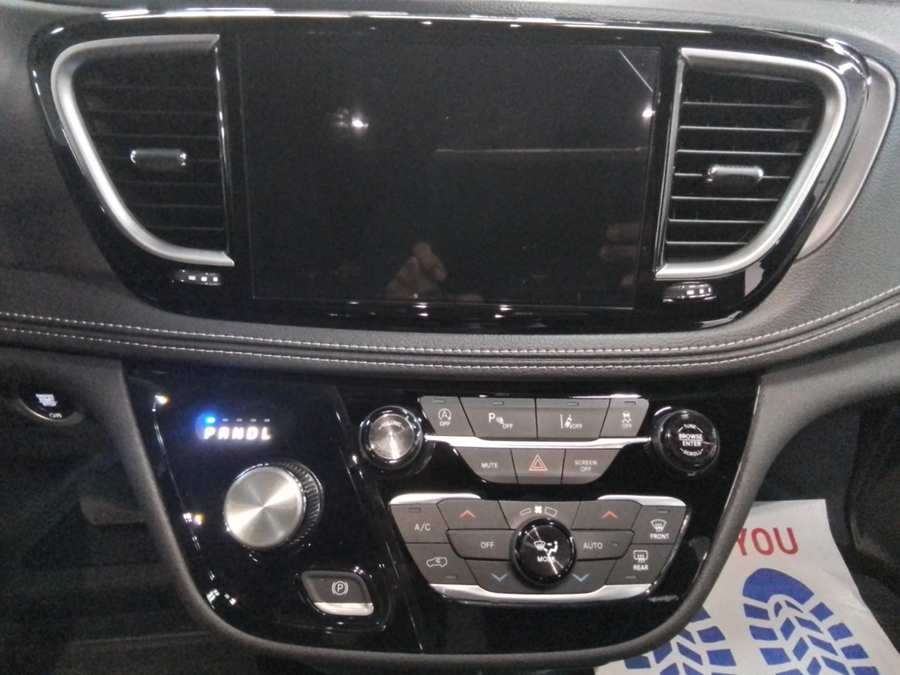 Black Chrysler Pacifica image number 36