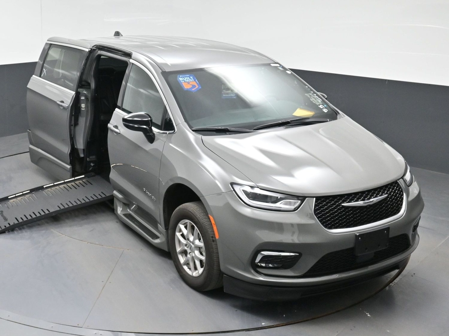 Used 2025 Chrysler Pacifica Select - BraunAbility Side Entry Entry Fold Out Automatic Ramp