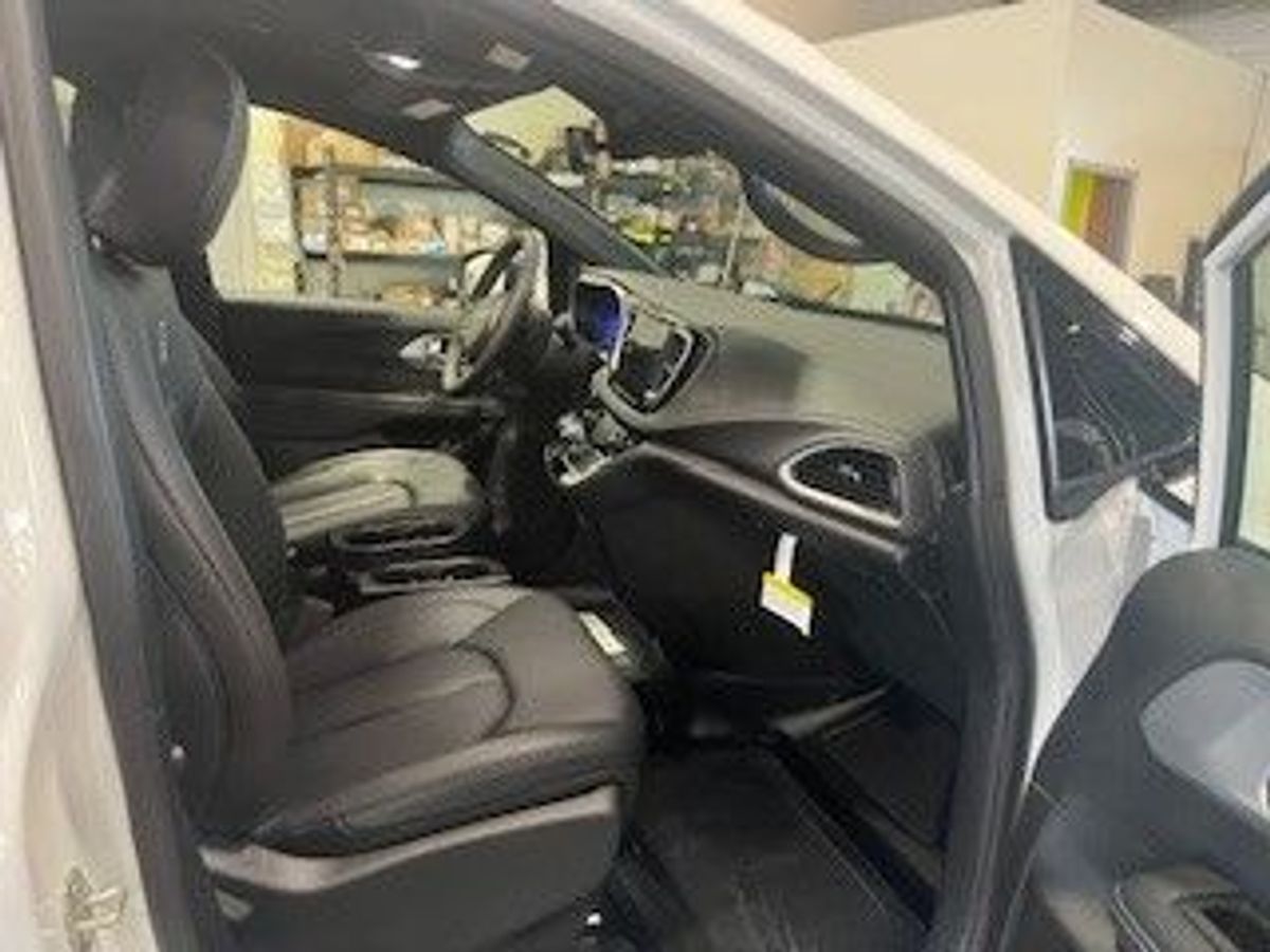 2023 Chrysler Pacifica Touring L - Photo 24