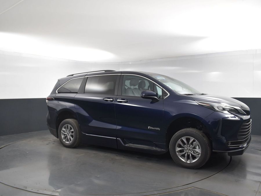 New 2025 Toyota Sienna Hybrid XLE Plus - BraunAbility Side Entry Entry In Floor Automatic Ramp