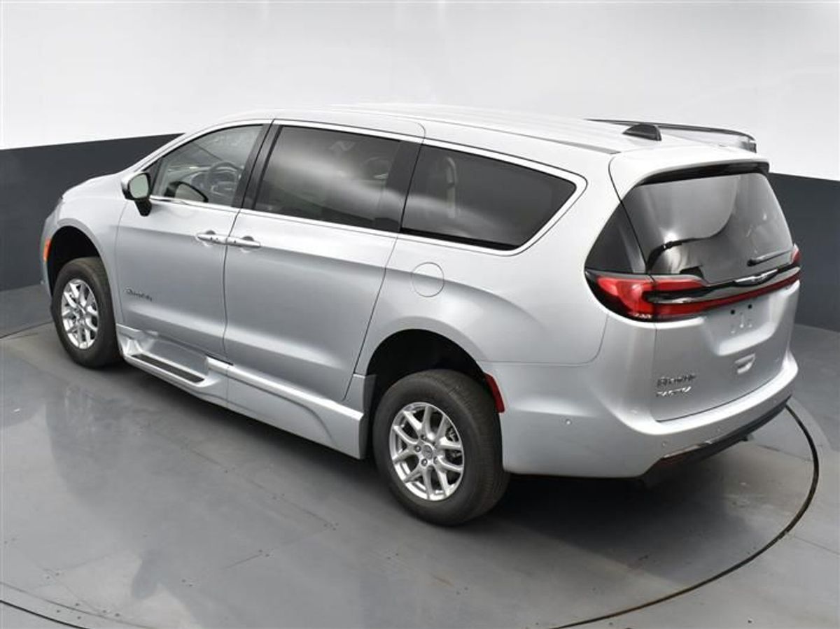 Silver Chrysler Pacifica image number 22