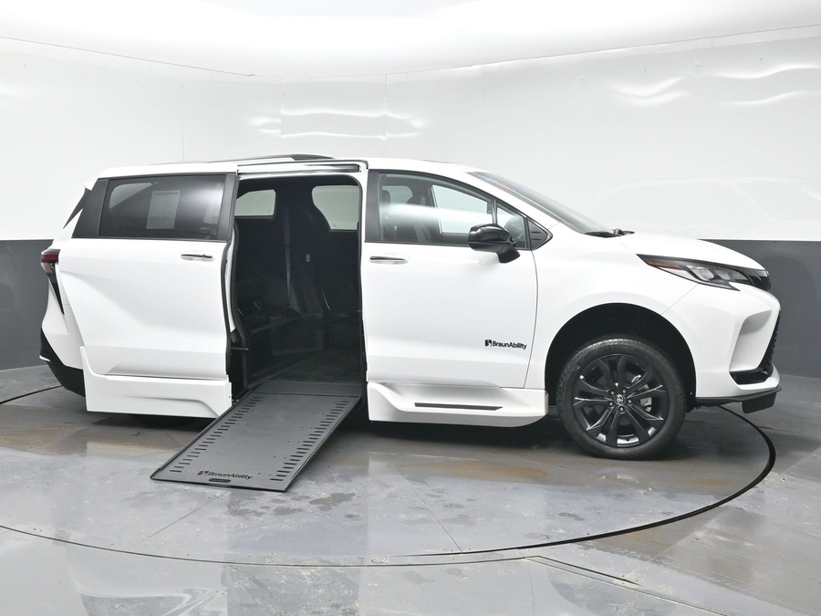 New 2025 Toyota Sienna Hybrid XSE Sport - BraunAbility Side Entry Entry In Floor Automatic Ramp
