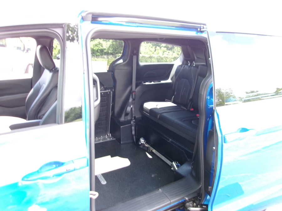Blue Chrysler Pacifica image number 11