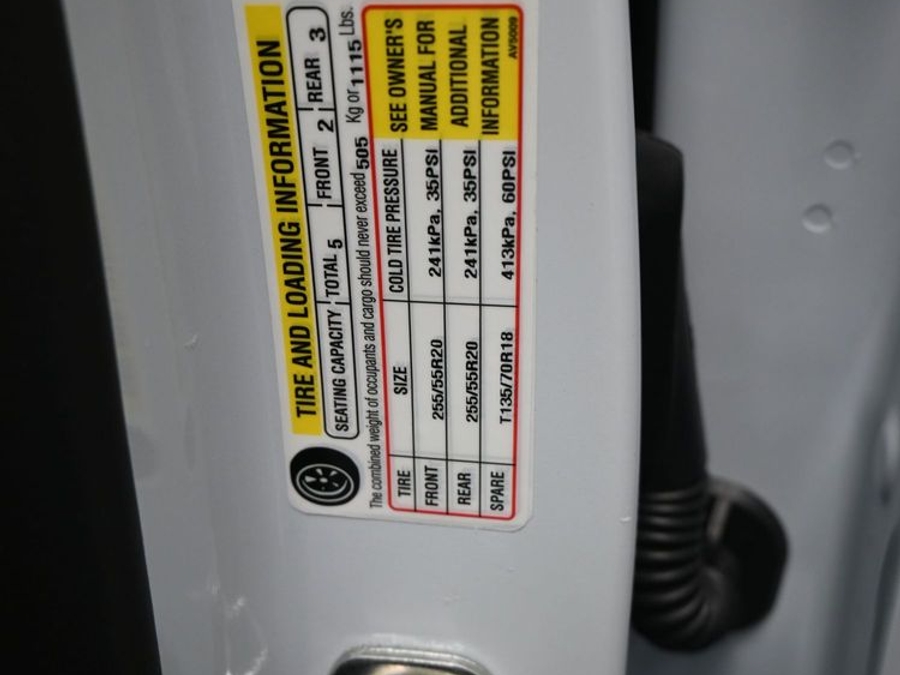 White Chevrolet Traverse image number 12