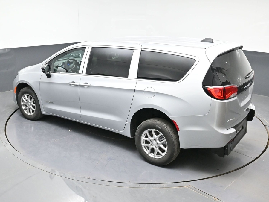 Silver Chrysler Voyager image number 23