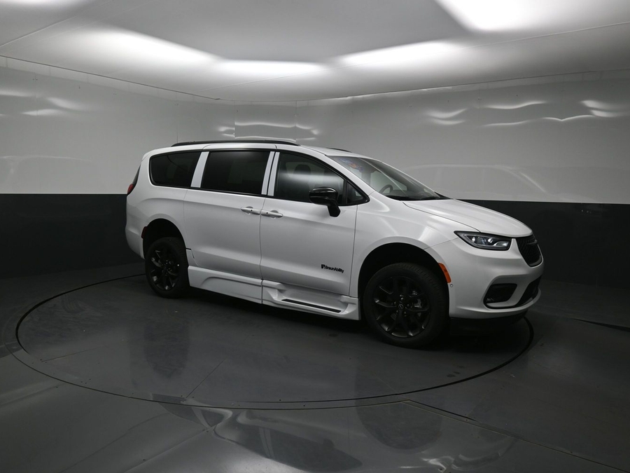 White Chrysler Voyager image number 20