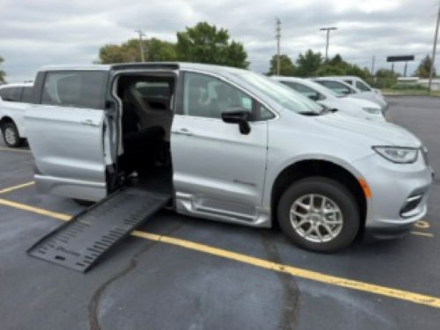 Used 2024 Chrysler Pacifica Touring L - BraunAbility Side Entry Fold Out Automatic Ramp